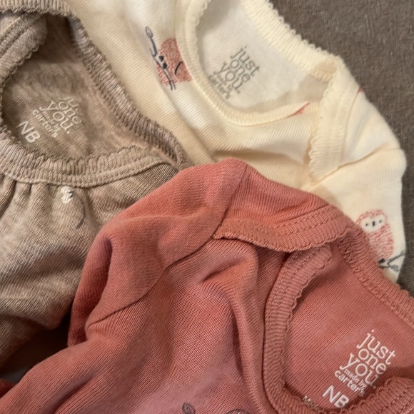 EUC! 💟 BABY GIRL’S LONG SLEEVE NEWBORN ONESIE BUNDLE - Picture 7 of 8